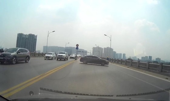 Xế hộp Peugeot quay đầu nguy hiểm trên cầu Vĩnh Tuy ảnh 1