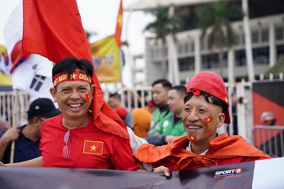 Lo tắc đường, hàng ngàn cổ động viên đến Mỹ Đình sớm cổ vũ đội tuyển Việt Nam ảnh 2