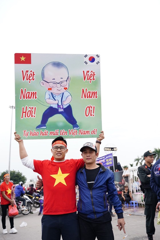 Lo tắc đường, hàng ngàn cổ động viên đến Mỹ Đình sớm cổ vũ đội tuyển Việt Nam ảnh 7
