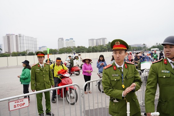 Lo tắc đường, hàng ngàn cổ động viên đến Mỹ Đình sớm cổ vũ đội tuyển Việt Nam ảnh 13