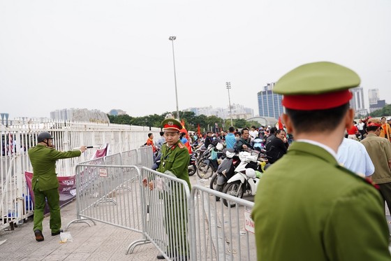 Lo tắc đường, hàng ngàn cổ động viên đến Mỹ Đình sớm cổ vũ đội tuyển Việt Nam ảnh 14