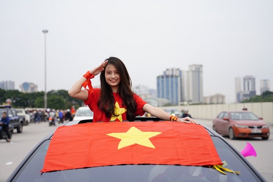 Lo tắc đường, hàng ngàn cổ động viên đến Mỹ Đình sớm cổ vũ đội tuyển Việt Nam ảnh 9