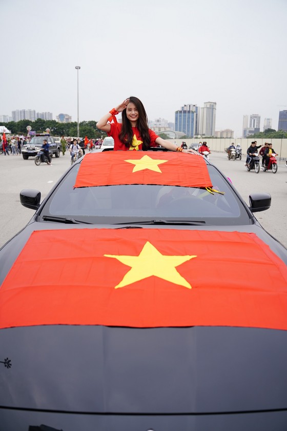 Lo tắc đường, hàng ngàn cổ động viên đến Mỹ Đình sớm cổ vũ đội tuyển Việt Nam ảnh 10