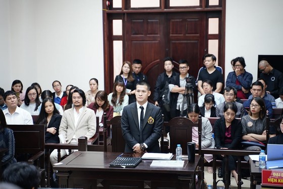 Đạo diễn Việt Tú và Công ty Tuần Châu tiếp tục dắt nhau ra tòa ảnh 1