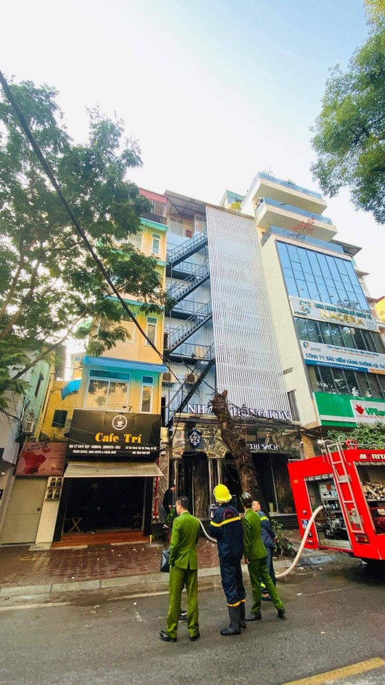 Cháy lớn tại quán karaoke trên phố Thi Sách ảnh 6