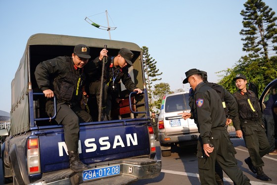Người hâm mộ có mặt rất sớm đón các cầu thủ U22 và đội tuyển nữ Việt Nam ảnh 13