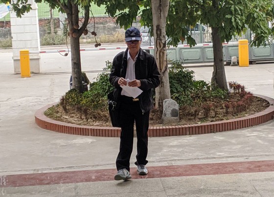 Cựu Chủ tịch UBND TP Đà Nẵng bình thản đến tòa ảnh 1