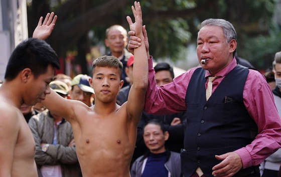 Thanh niên đọ sức tại lễ hội vật làng Mai Động ảnh 13