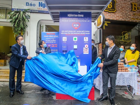 Thêm cây 'ATM thực phẩm miễn phí' cho người khó khăn tại Hà Nội ảnh 1
