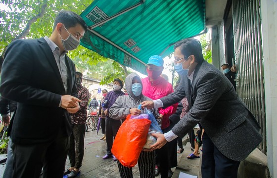Thêm cây 'ATM thực phẩm miễn phí' cho người khó khăn tại Hà Nội ảnh 7