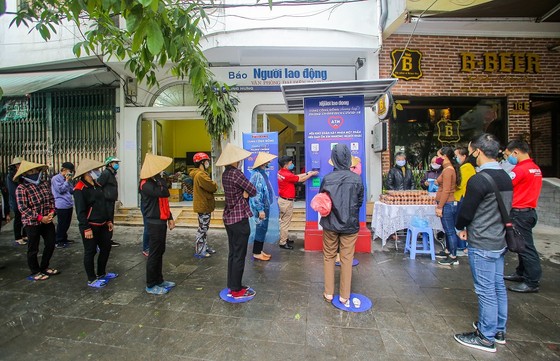 Thêm cây 'ATM thực phẩm miễn phí' cho người khó khăn tại Hà Nội ảnh 3
