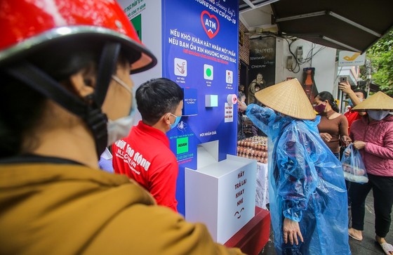 Thêm cây 'ATM thực phẩm miễn phí' cho người khó khăn tại Hà Nội ảnh 5