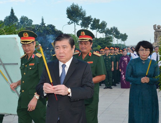 Lãnh đạo TPHCM dâng hương tưởng niệm các anh hùng liệt sĩ ảnh 2