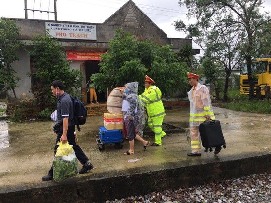Cục Cảnh sát giao thông cùng người dân khắc phục sự cố đường sắt do mưa bão ở miền Trung ảnh 3