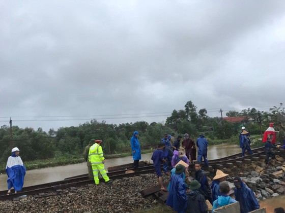 Cục Cảnh sát giao thông cùng người dân khắc phục sự cố đường sắt do mưa bão ở miền Trung ảnh 2