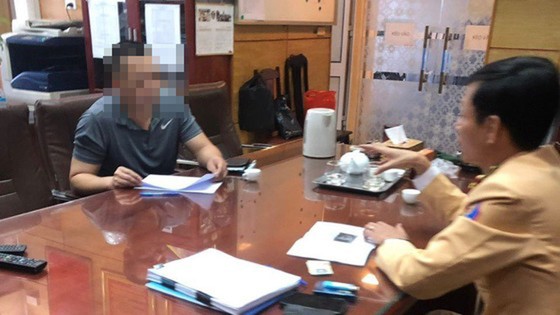 Tước giấy phép lái xe tài xế taxi cố tình vượt rào chắn đường ngang ảnh 1