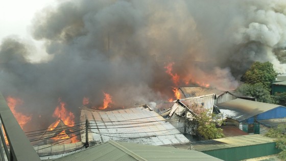 Cháy 10 xưởng gỗ tại huyện Thạch Thất, Hà Nội ảnh 1