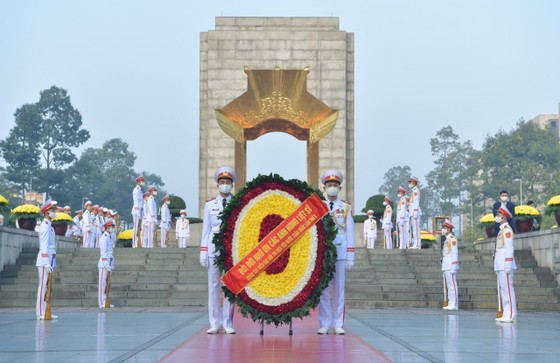 Đại biểu Đại hội Thi đua yêu nước toàn quốc lần thứ X vào Lăng viếng Chủ tịch Hồ Chí Minh ảnh 5