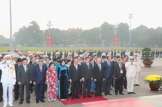 Đại biểu Đại hội Thi đua yêu nước toàn quốc lần thứ X vào Lăng viếng Chủ tịch Hồ Chí Minh ảnh 2