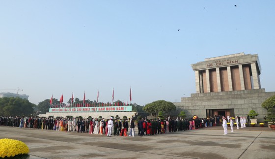 Đại biểu Đại hội Thi đua yêu nước toàn quốc lần thứ X vào Lăng viếng Chủ tịch Hồ Chí Minh ảnh 4