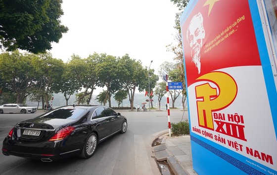 Đường phố Hà Nội 'thay áo mới' chào mừng Đại hội Đảng lần thứ XIII ảnh 18