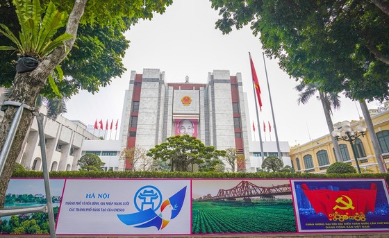 Đường phố Hà Nội 'thay áo mới' chào mừng Đại hội Đảng lần thứ XIII ảnh 21