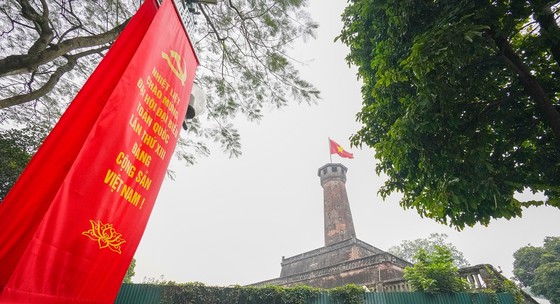 Đường phố Hà Nội 'thay áo mới' chào mừng Đại hội Đảng lần thứ XIII ảnh 24