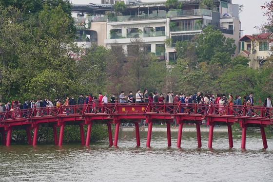 Hàng nghìn người du xuân ở hồ Hoàn Kiếm ảnh 15