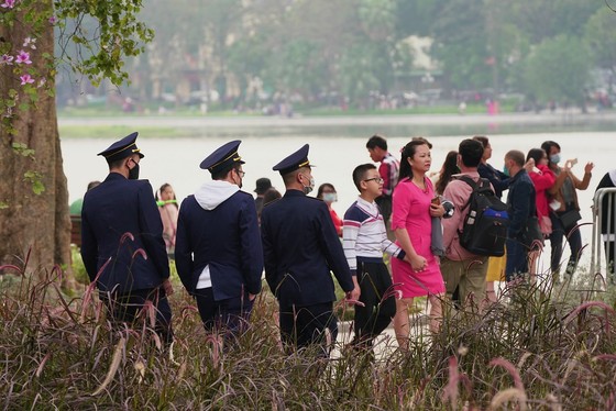 Hàng nghìn người du xuân ở hồ Hoàn Kiếm ảnh 21