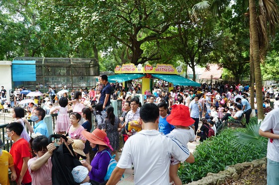 Nghỉ lễ giỗ Tổ, hàng nghìn người đổ về Công viên Thủ Lệ ảnh 1