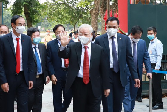 Cử tri Nguyễn Phú Trọng bỏ phiếu tại khu vực bầu cử số 4, phường Nguyễn Du, Hà Nội ảnh 1