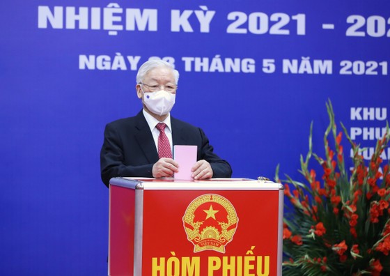 Cử tri Nguyễn Phú Trọng bỏ phiếu tại khu vực bầu cử số 4, phường Nguyễn Du, Hà Nội ảnh 5