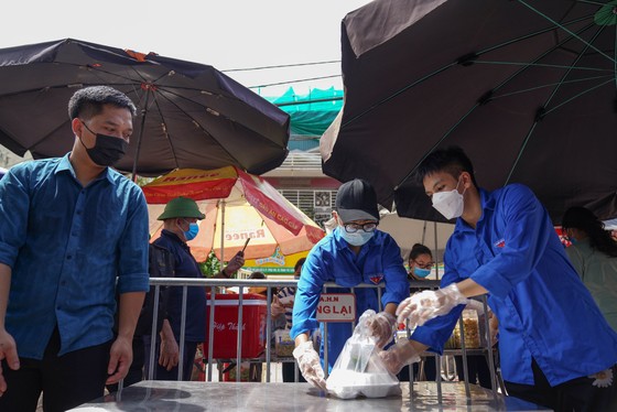 Suất cơm '0 đồng' cho người nghèo ở Hà Nội ảnh 6