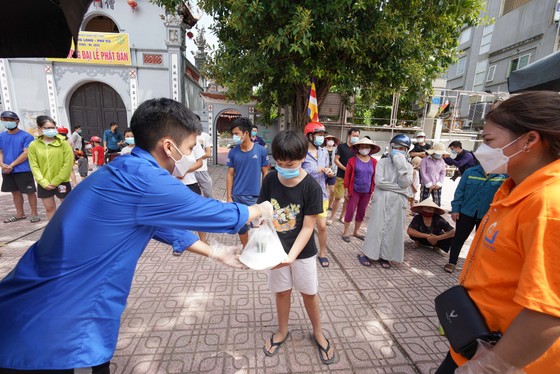 Suất cơm '0 đồng' cho người nghèo ở Hà Nội ảnh 8