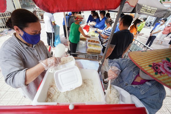 Suất cơm '0 đồng' cho người nghèo ở Hà Nội ảnh 3
