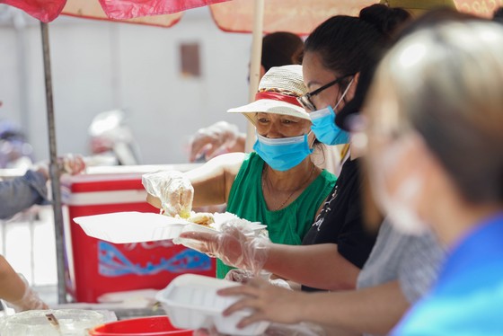 Suất cơm '0 đồng' cho người nghèo ở Hà Nội ảnh 10