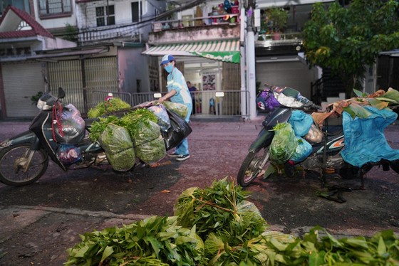 Nữ công nhân góp tiền mua rau giúp người khó khăn ảnh 6