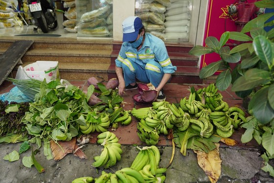 Nữ công nhân góp tiền mua rau giúp người khó khăn ảnh 10