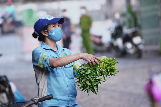 Nữ công nhân góp tiền mua rau giúp người khó khăn ảnh 14