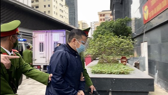 Luật sư và người dự phiên tòa dự án cao tốc Đà Nẵng - Quảng Ngãi xếp hàng test Covid-19 ảnh 9