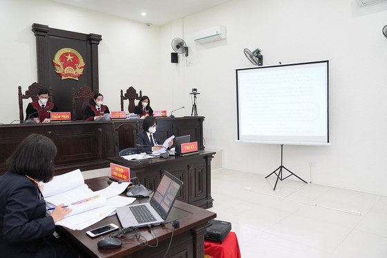 Hình ảnh phiên tòa xét xử trực tuyến được truyền trực tiếp tới 30 quận, huyện tại Hà Nội ảnh 4
