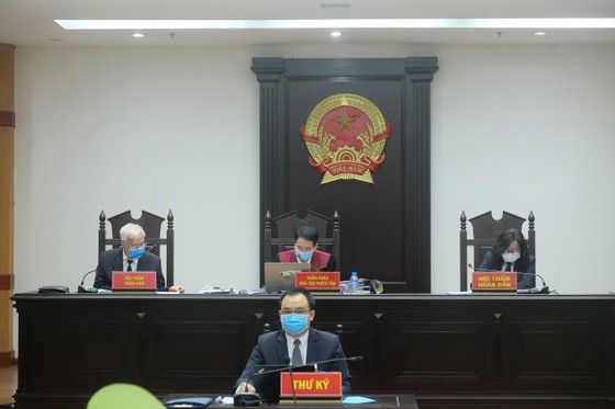 Tòa tiếp nhận và cho niêm phong chiếc iPad của ông Nguyễn Đức Chung ảnh 1