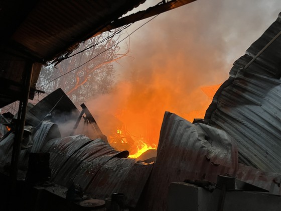 Hà Nội: Cháy lớn tại xưởng sản xuất ảnh 4