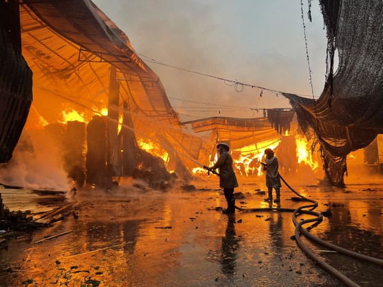 Cháy lớn tại xưởng gỗ dán ở Gia Lâm, Hà Nội ảnh 2