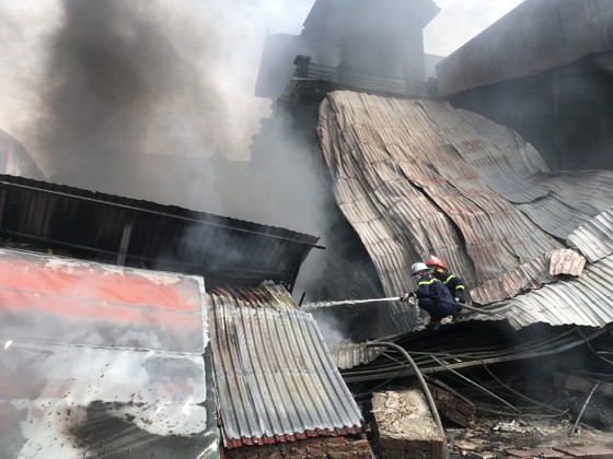 Cháy lớn 4 cơ sở sản xuất chăn ga, gối đệm ở Hà Nội ảnh 1