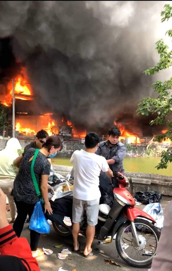 Cháy lớn 4 cơ sở sản xuất chăn ga, gối đệm ở Hà Nội ảnh 2