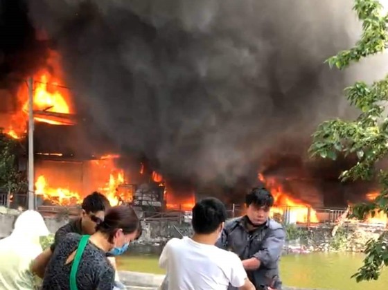 Cháy lớn 4 cơ sở sản xuất chăn ga, gối đệm ở Hà Nội ảnh 9