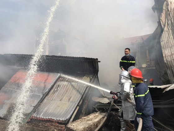 Cháy lớn 4 cơ sở sản xuất chăn ga, gối đệm ở Hà Nội ảnh 6