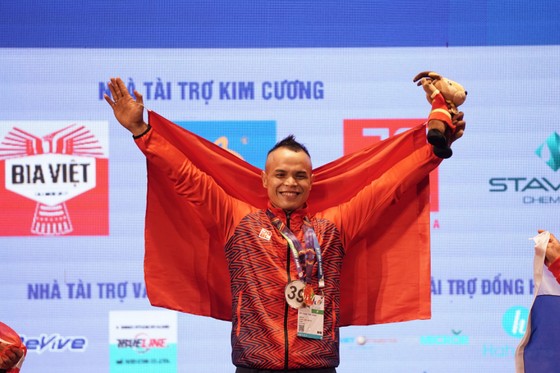 Thân hình cuồn cuộn của lực sĩ Trần Hoàng Duy Thuận vừa giành huy chương vàng ảnh 1