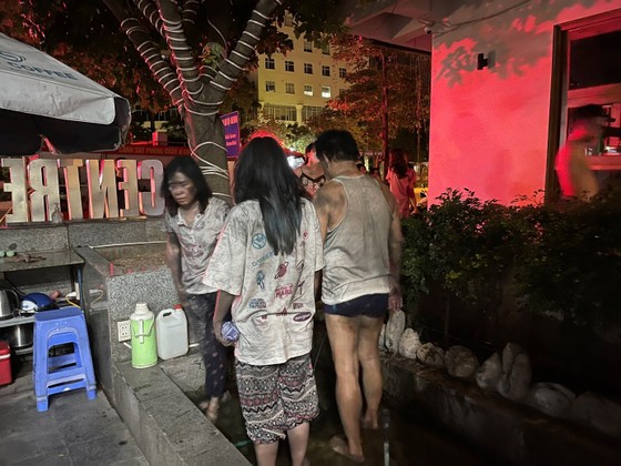Kịp thời cứu 3 người thoát nạn từ đám cháy trong đêm tại quận Ba Đình, Hà Nội ảnh 2